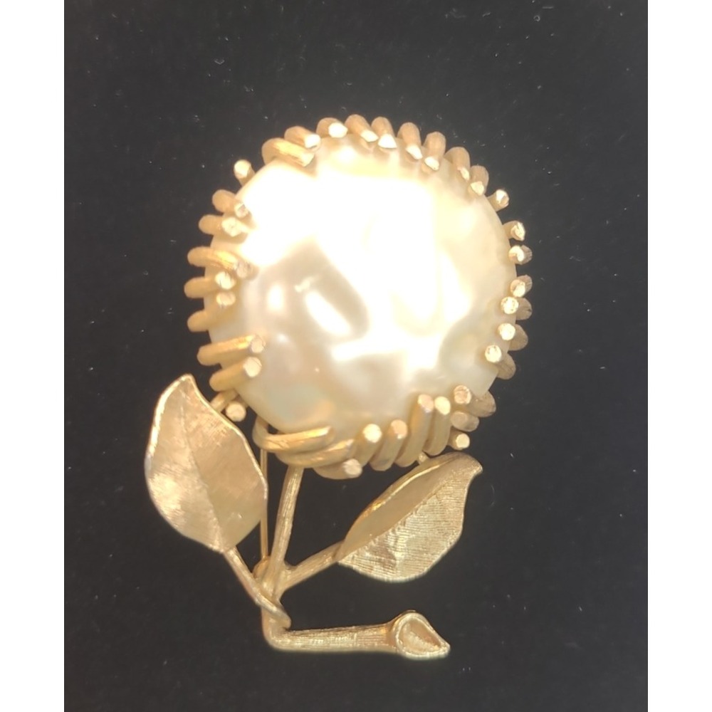 Vintage SARAH COVENTRY 1960s Gold Tone Flower Pin Pearl Elegance #496